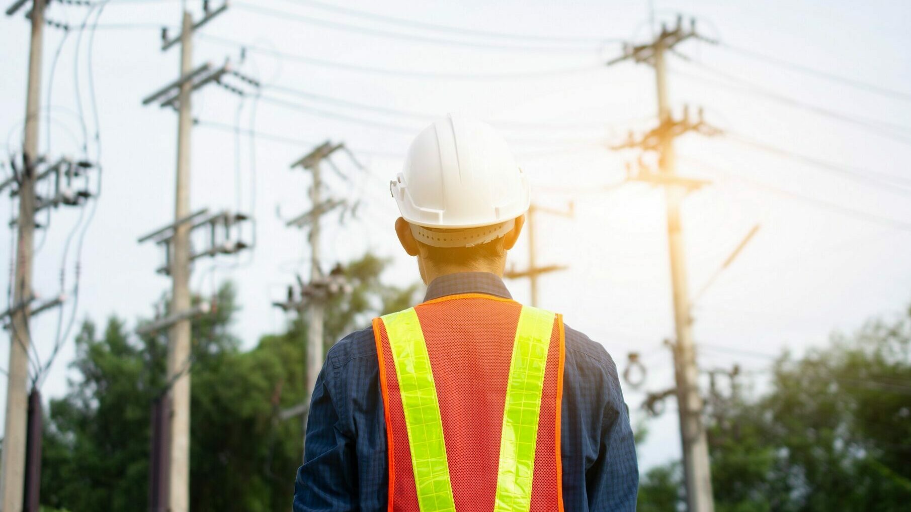 Energetikai létesítményt vizsgáló mérnök